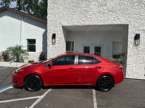 Used 2018 Toyota Corolla LE image 2