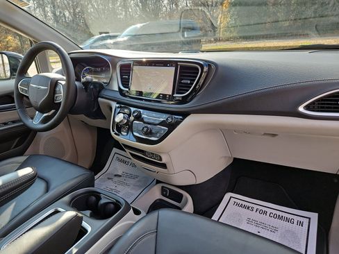 Used 2024 Chrysler Pacifica Limited FWD image 16