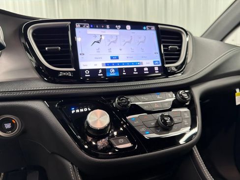New 2027 Chrysler Pacifica Limited FWD image 22