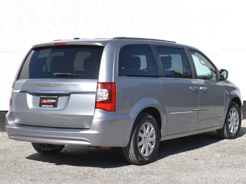 Used 2014 Chrysler Town & Country Touring FWD image 5