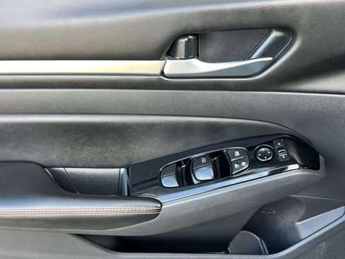 Used 2024 Nissan Altima 2.5 SR FWD image 11