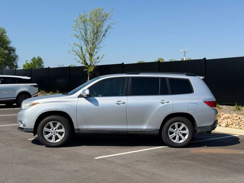 Used 2011 Toyota Highlander SE w/ Tow Pkg image 11
