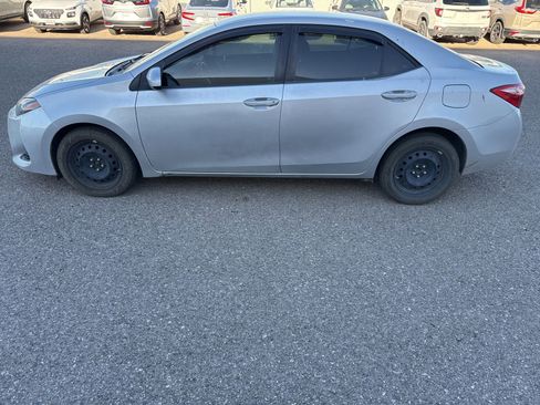 Used 2018 Toyota Corolla LE FWD image 2