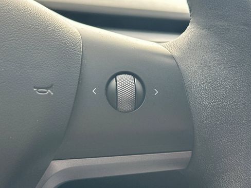 Used 2022 Tesla Model Y Long Range image 31