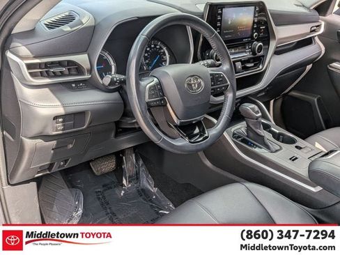 Used 2020 Toyota Highlander XLE AWD/4WD image 16