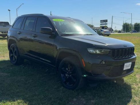 Used 2023 Jeep Grand Cherokee Altitude AWD/4WD image 8