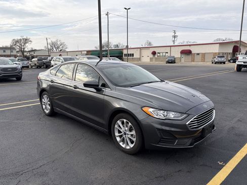Used 2019 Ford Fusion SE image 2