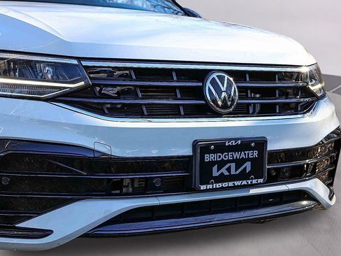 Used 2022 Volkswagen Tiguan SE R-Line image 28