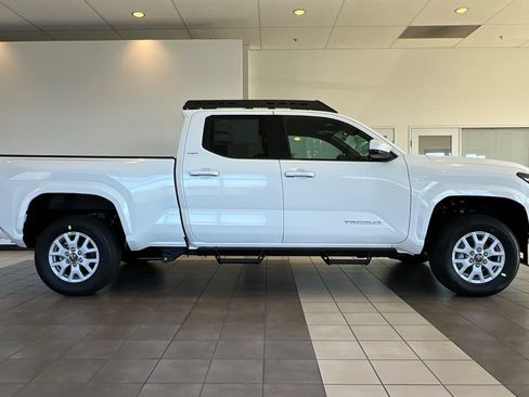 Certified 2025 Toyota Tacoma SR5 AWD/4WD image 4