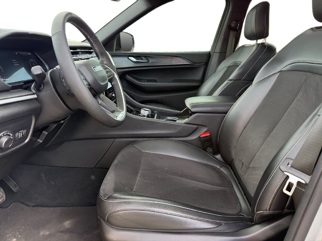 Used 2023 Jeep Grand Cherokee L Altitude AWD/4WD image 9