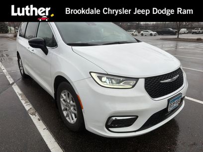 Used 2025 Chrysler Pacifica Select w/ Uconnect Theater Family Group