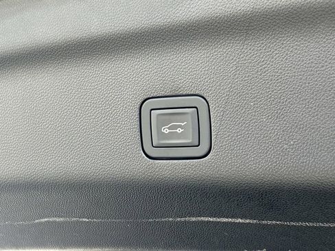 Used 2025 Chevrolet Suburban Z71 image 14