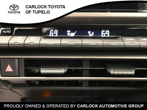 Used 2025 Toyota Camry SE image 12