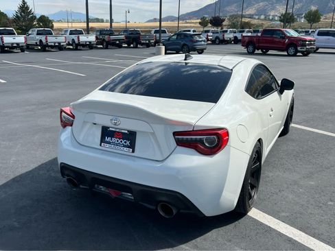 Used 2017 Toyota 86 RWD image 10