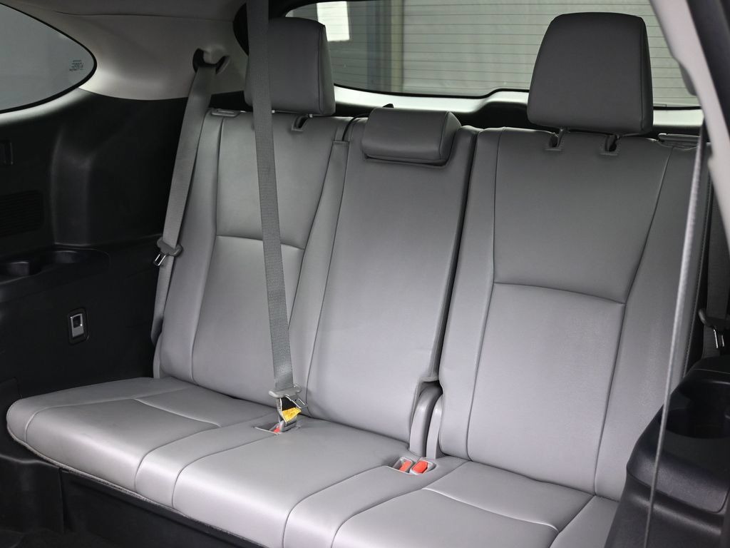 Used 2022 Toyota Highlander Platinum AWD/4WD image 32
