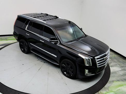 Used 2019 Cadillac Escalade Luxury AWD/4WD image 32