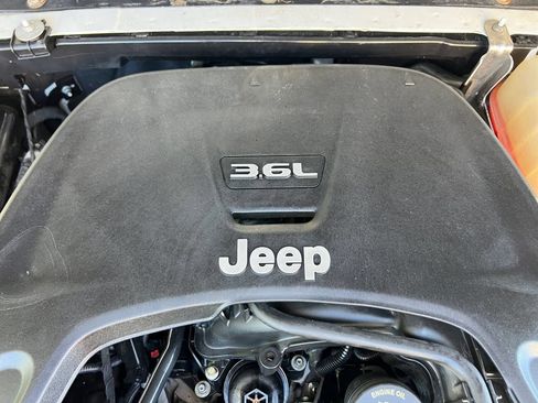 Used 2018 Jeep Wrangler Unlimited Sahara w/ Uconnect 4C Nav & Sound Group AWD/4WD image 38