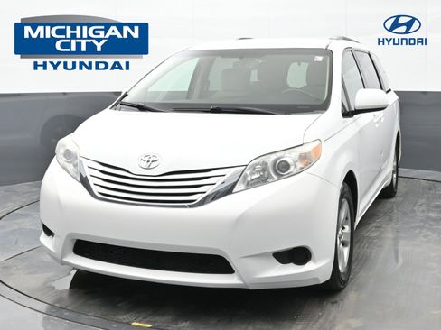 Used 2015 Toyota Sienna LE image 1