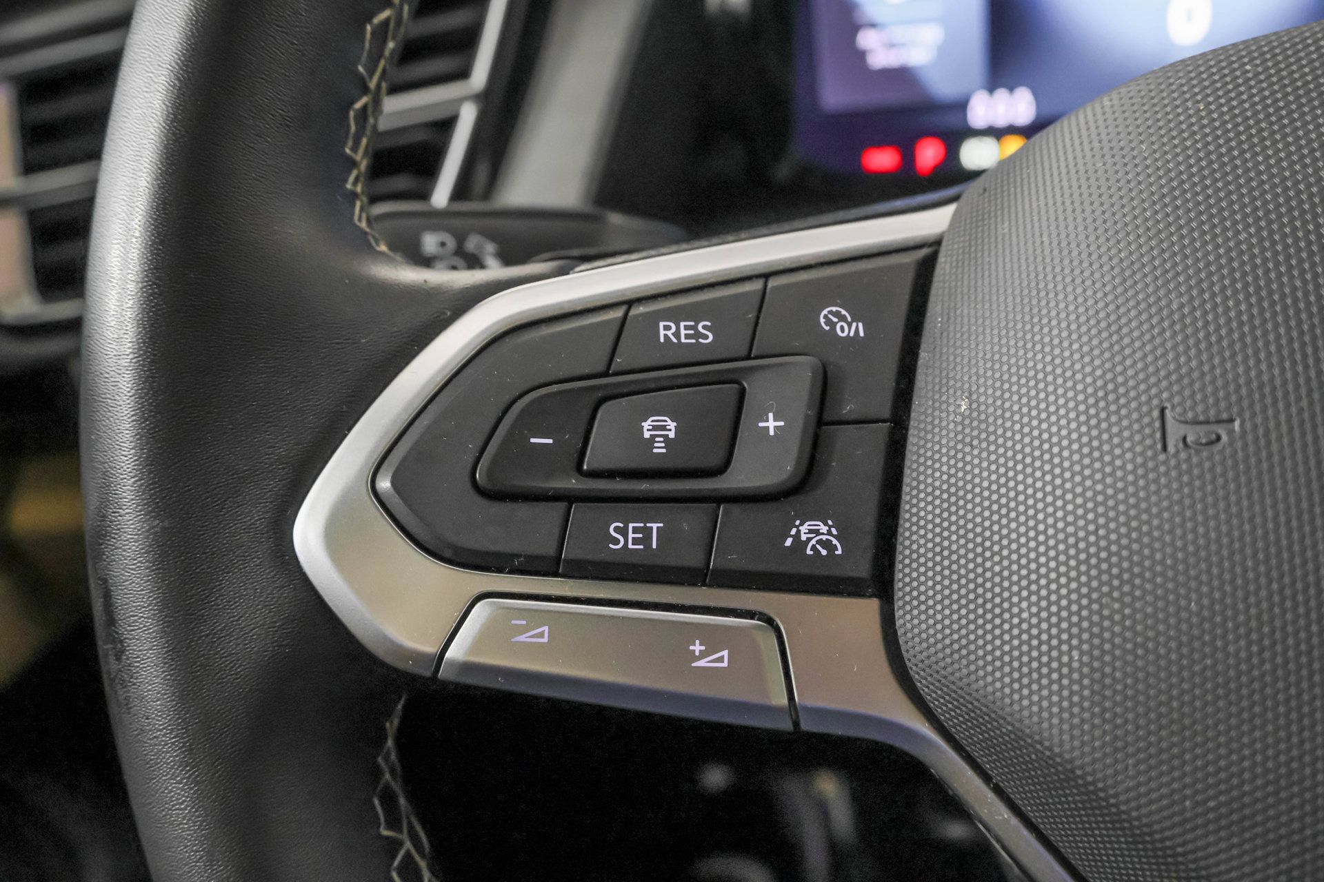 Used 2024 Volkswagen Atlas Cross Sport SE w/ Panoramic Sunroof Package AWD/4WD image 28