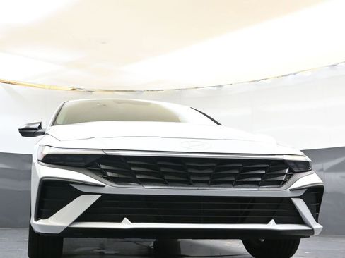 Certified 2025 Hyundai Elantra Sport FWD image 40