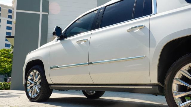 Used 2019 Cadillac Escalade ESV Premium Luxury RWD image 16