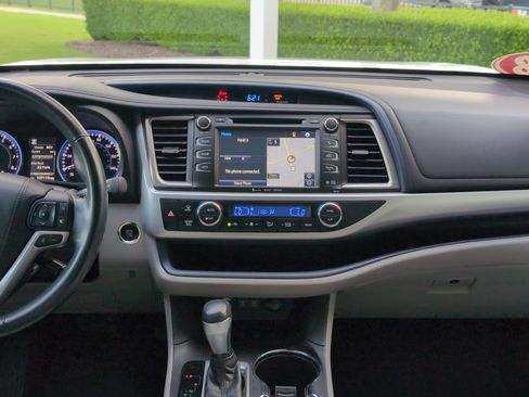 Used 2018 Toyota Highlander XLE AWD/4WD image 30