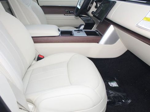 New 2025 Land Rover Range Rover SE image 3