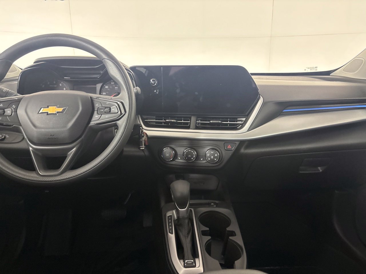 Used 2025 Chevrolet Trax LS w/ LS Convenience Package FWD image 24