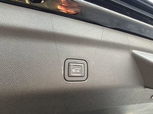 Used 2025 Chevrolet Suburban Z71 w/ Comfort Package image 40