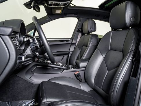 Certified 2025 Porsche Macan w/ Premium Package Plus AWD/4WD image 5