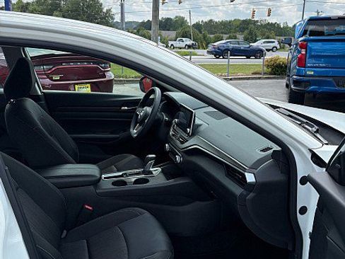 Used 2025 Nissan Altima 2.5 SV FWD image 11
