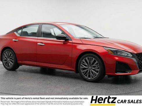 Used 2025 Nissan Altima 2.5 SV image 1