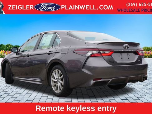 Used 2024 Toyota Camry SE image 3