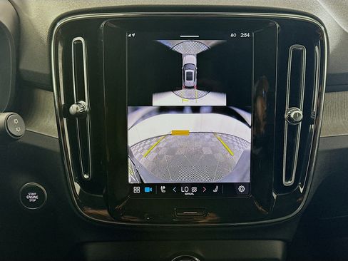 Used 2025 Volvo XC40 B5 Plus image 23
