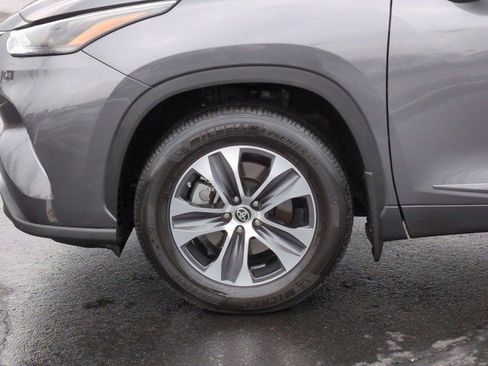 Used 2023 Toyota Highlander XLE image 7