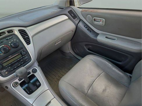 Used 2005 Toyota Highlander 2WD V6 w/ 3rd Row image 12