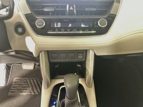 Used 2025 Toyota Corolla Cross LE FWD image 23