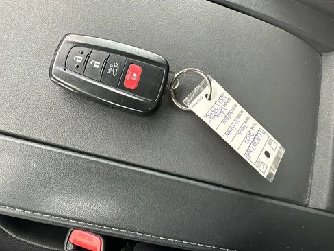 Used 2022 Toyota Highlander LE FWD image 16