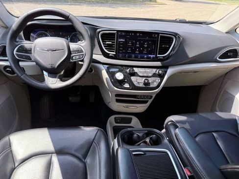 Used 2023 Chrysler Pacifica Touring-L FWD image 13