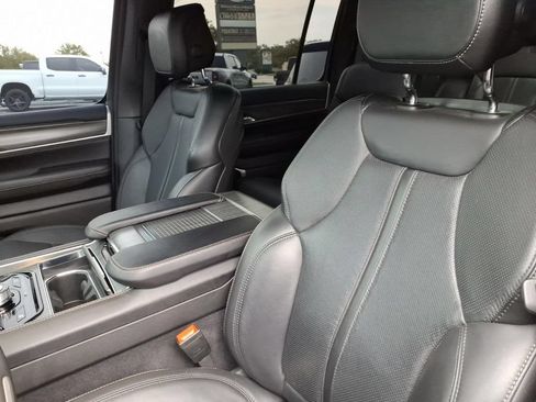 Used 2024 Jeep Wagoneer Series III w/ Premium Group I AWD/4WD image 11