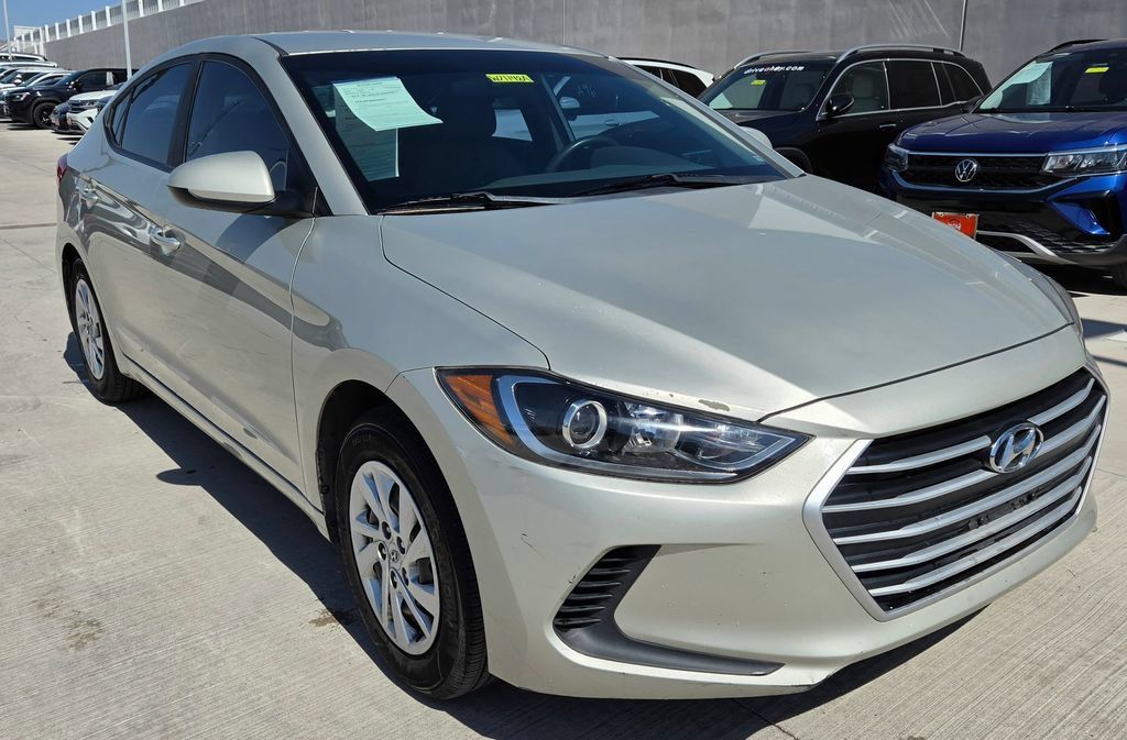 Used 2018 Hyundai Elantra SE w/ Cargo Package FWD image 2