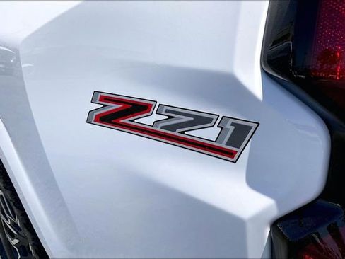 Used 2024 Chevrolet Colorado Z71 w/ Z71 Convenience Package 2 AWD/4WD image 7