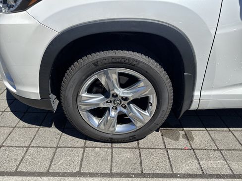 Used 2017 Toyota Highlander Limited AWD/4WD image 6