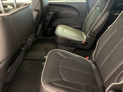 New 2026 Chrysler Pacifica Limited image 5