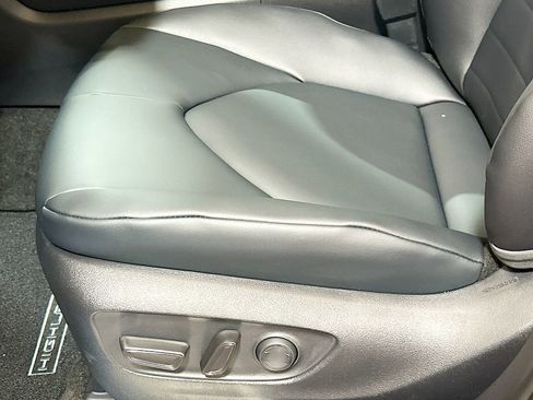 New 2026 Toyota Highlander XLE image 17