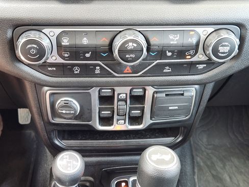 Used 2024 Jeep Wrangler Unlimited Sport AWD/4WD image 19