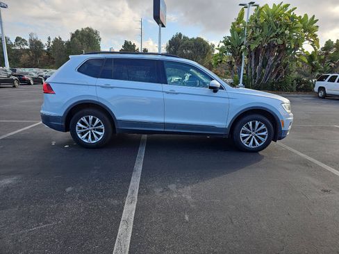 Used 2018 Volkswagen Tiguan SE w/ Panoramic Sunroof Package image 4