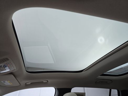 Used 2022 Mercedes-Benz GLB 250 w/ Premium Package Lite image 28