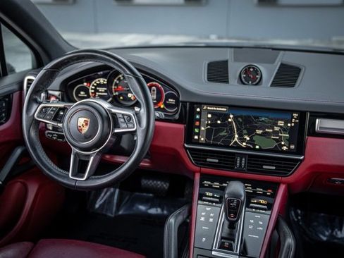 Used 2022 Porsche Cayenne Platinum Edition image 32