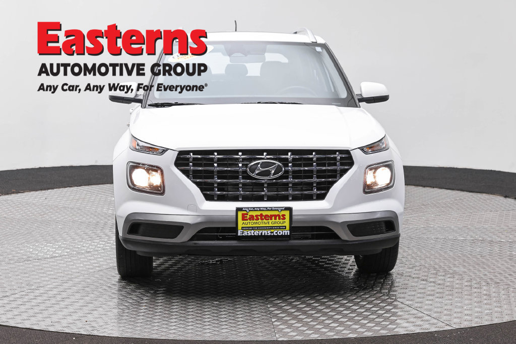 Used 2025 Hyundai Venue SEL FWD image 3